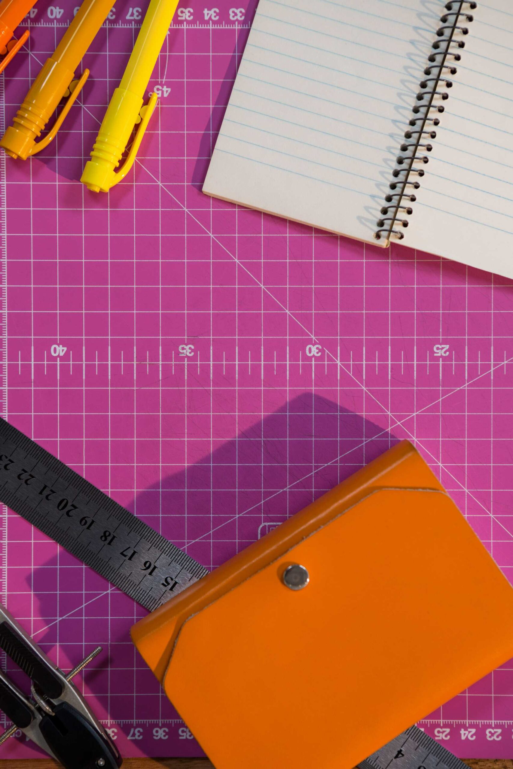 une table avec des feuilles et des stylos pour travailler