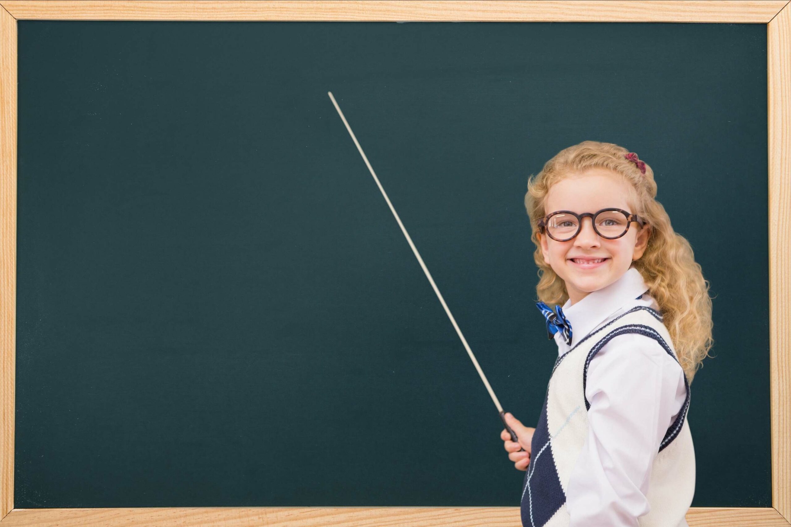 une jeune femme devant un tableau de lycée