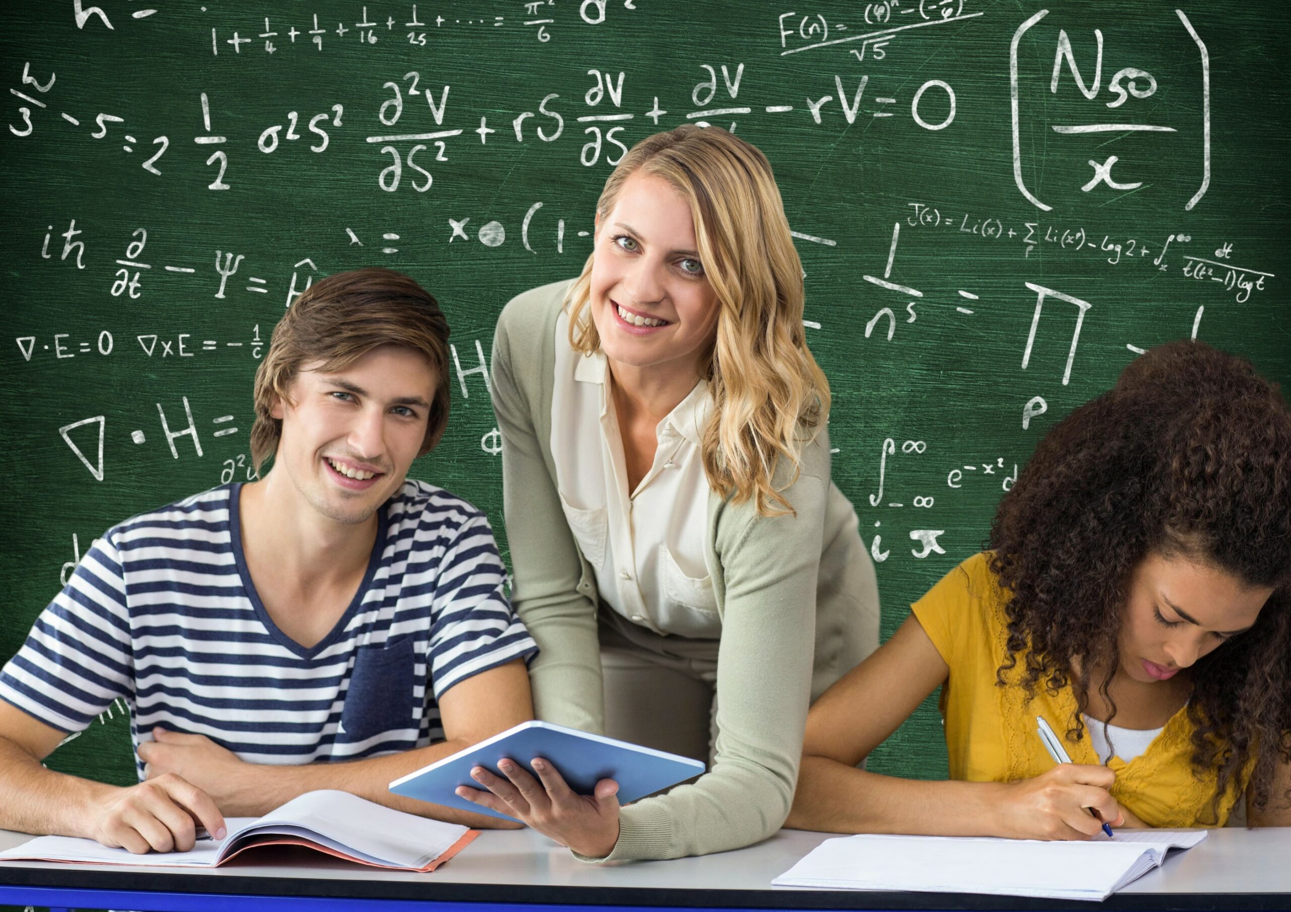une femme enseignant les mathématiques à deux étudiants de lycée devant un tableau