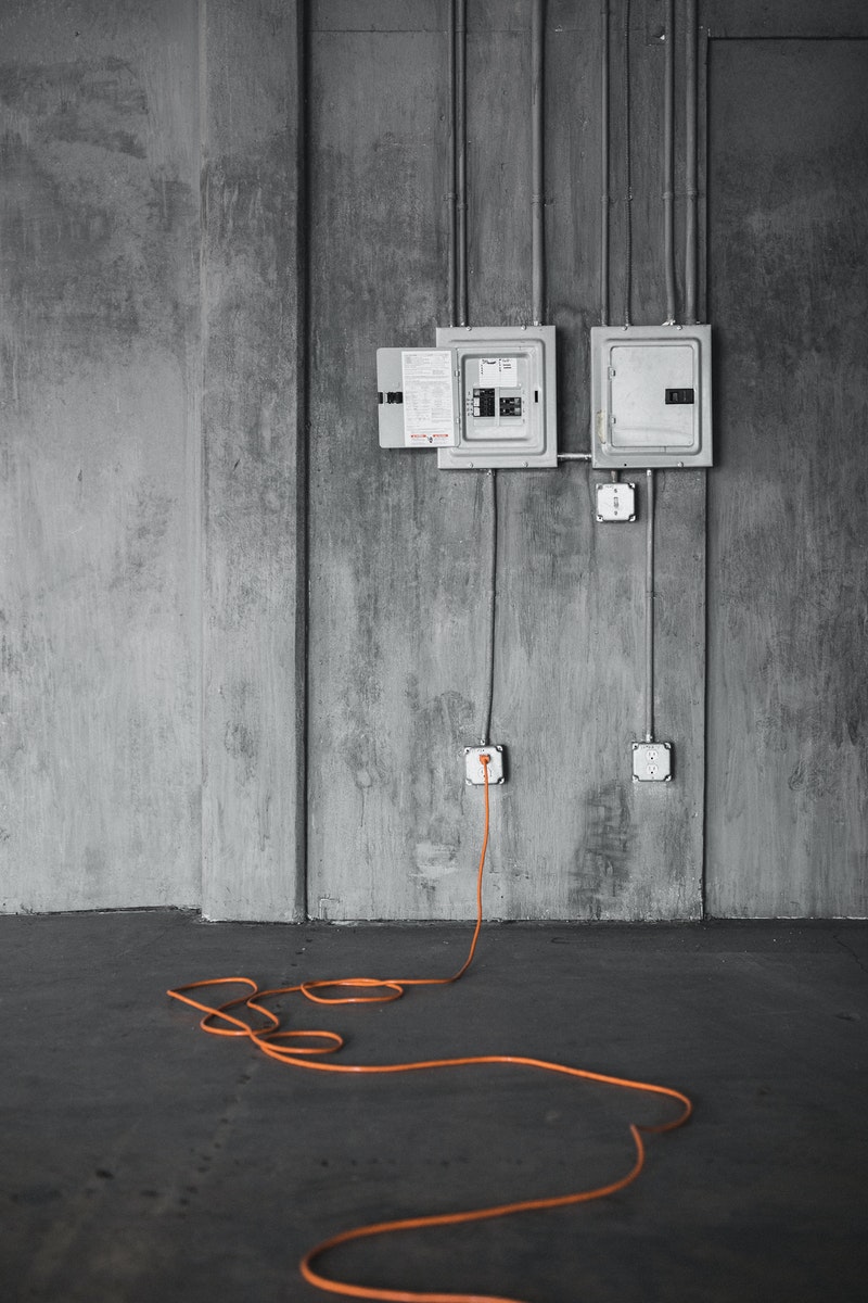une liaison électrique avec câbles et prises