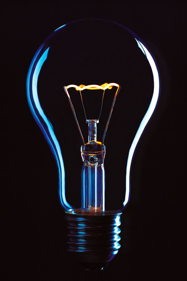 une ampoule avec un fil incandescent du programme de sciences