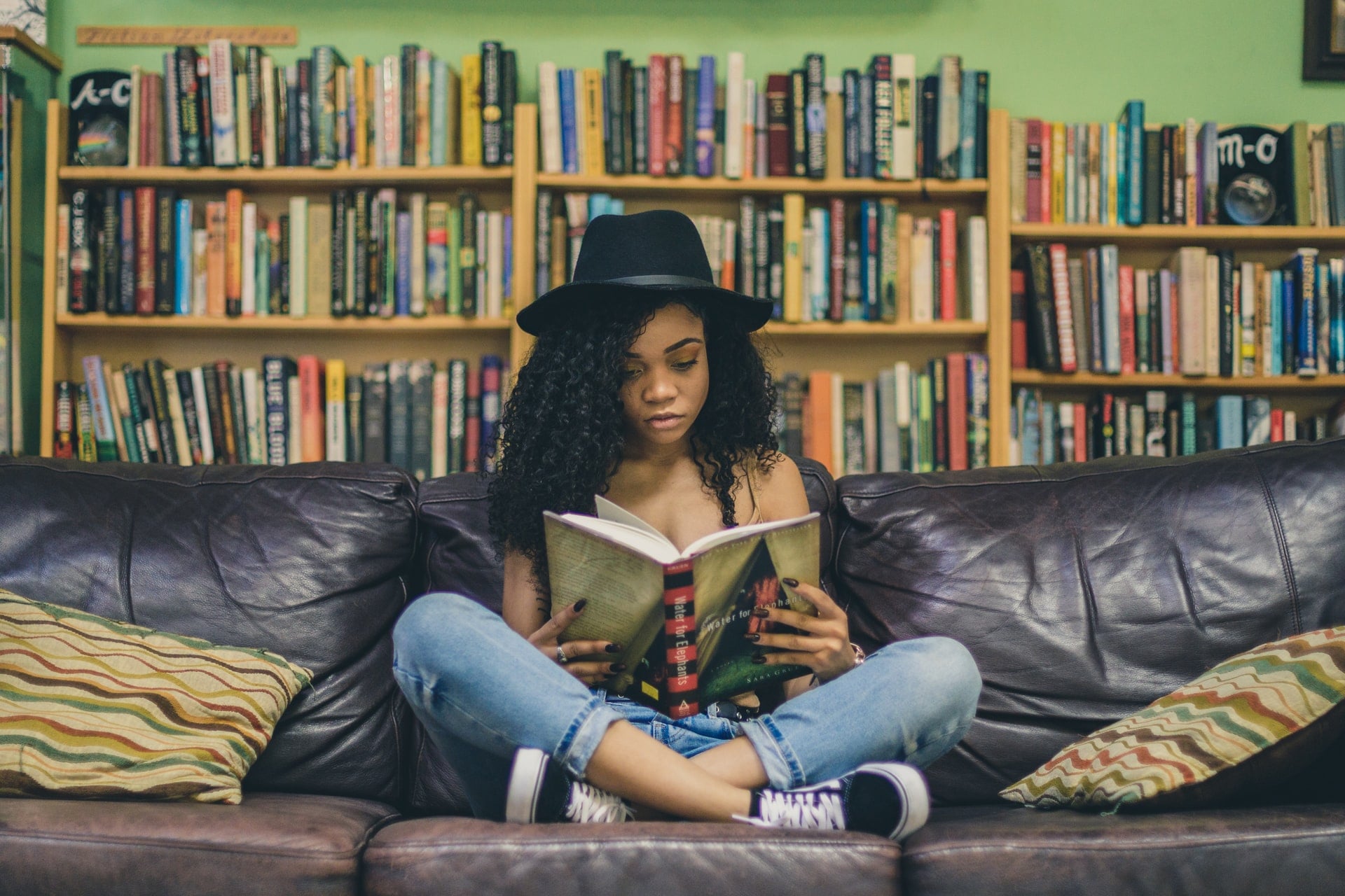 une jeune femme lisant un livre