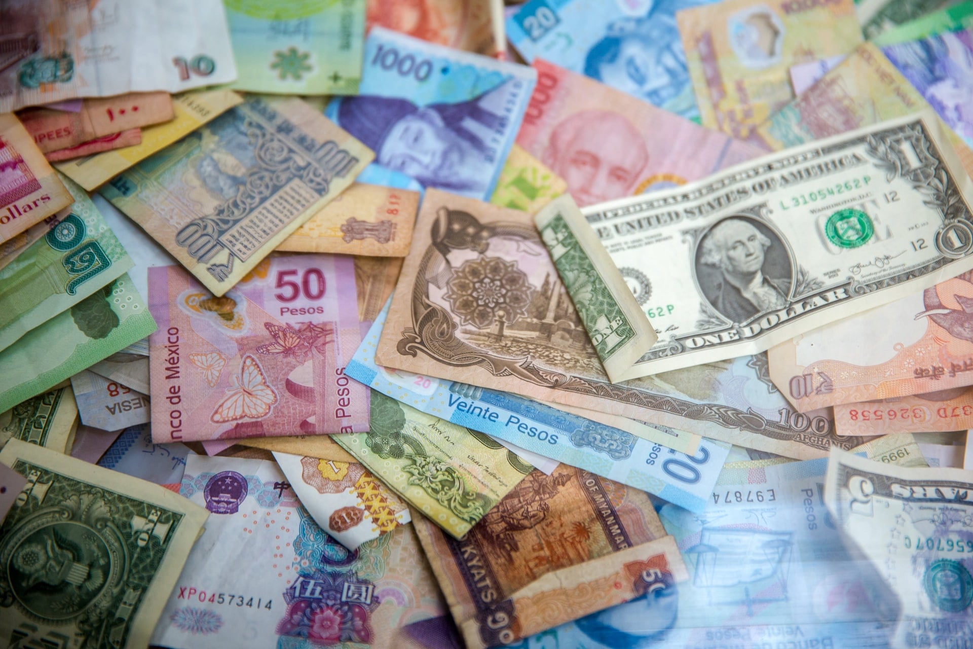 des billets du monde entier représentant la mondialisation
